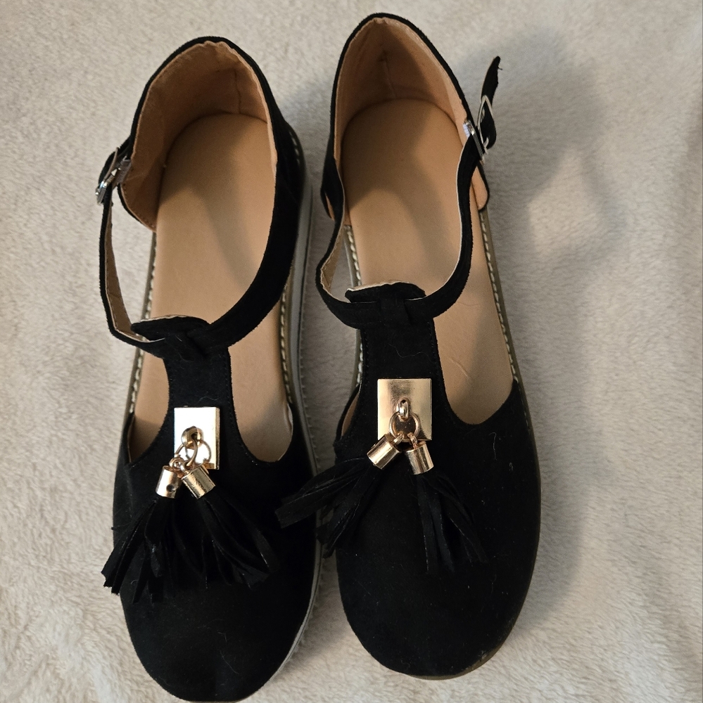 NWOT Elegant Black Women's Shoes with Gold Accents Size 8.5